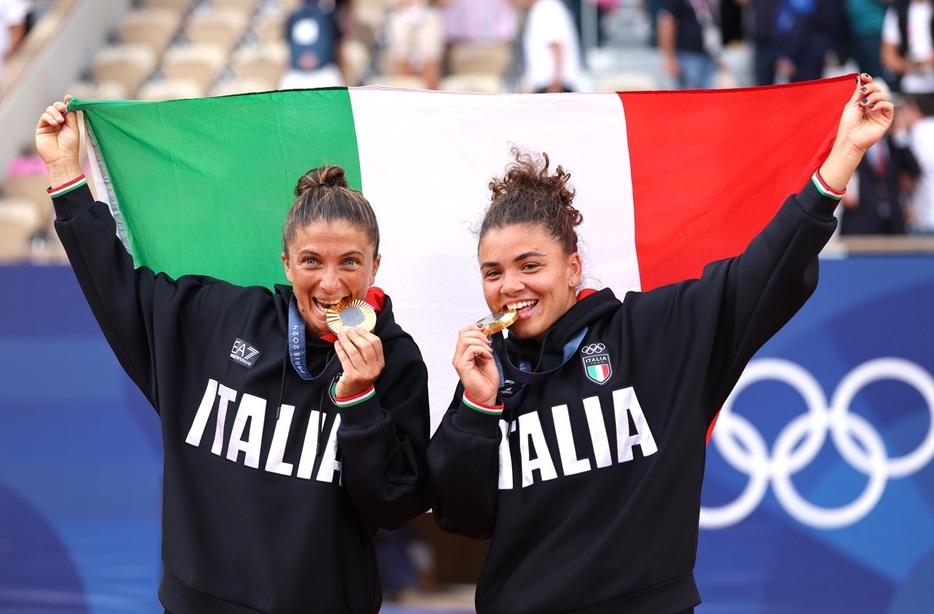 写真はパリ五輪の女子ダブルスで金メダルを獲得したサラ・エラーニ（左）／ジャスミン・パオリーニ（イタリア）（Getty Images）