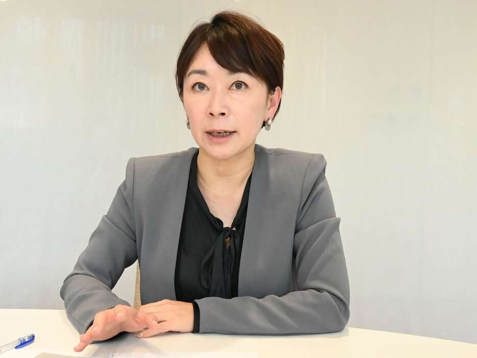 インタビューに応じる元衆院議員の菅野志桜里弁護士