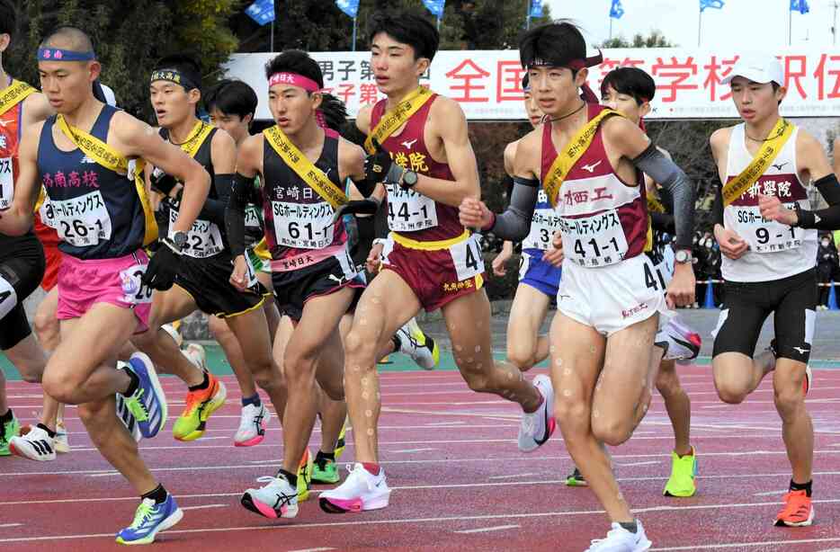 1区でスタートする九州学院の榅山一颯（中央）＝たけびしスタジアム京都