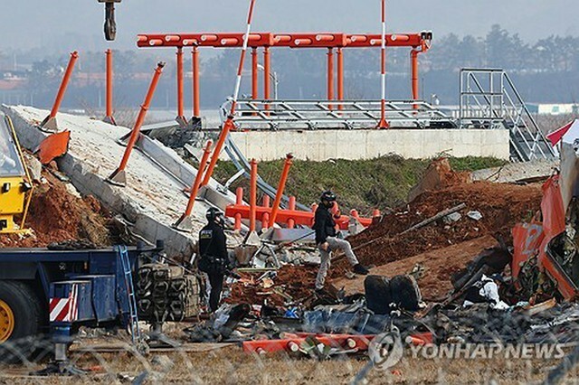 事故機が衝突して破損した構造物＝30日、務安（聯合ニュース）