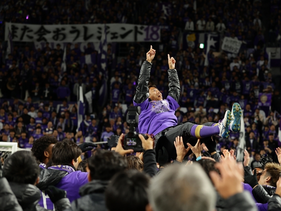 胴上げされるMF柏好文(J.LEAGUE)