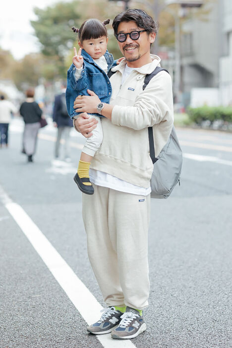 トレーナー＝タップウォーター　Tシャツ＝カウラム　パンツ＝タップウォーター　シューズ＝ニューバランス　眼鏡＝レスカルネティエ　バッグ＝パッキング