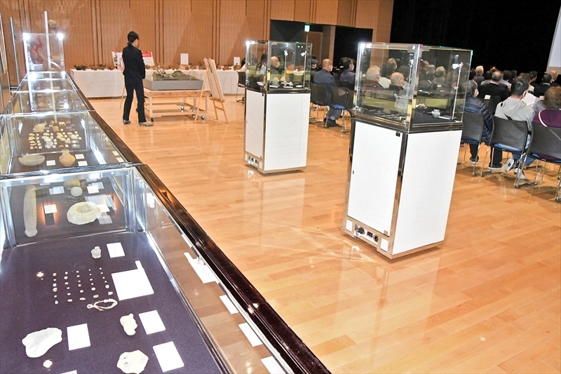 町内の貝塚からの出土品が並ぶ合併記念事業の企画展