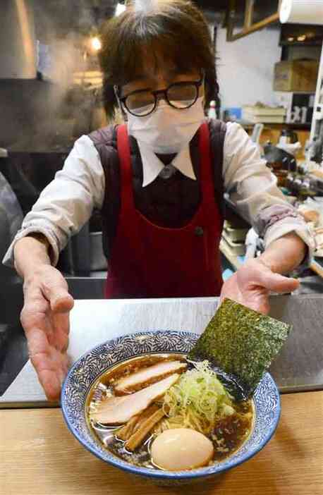 一番人気の中華そばを出す「中華そば多賀野」の高野多賀子店長＝12月16日、東京都品川区