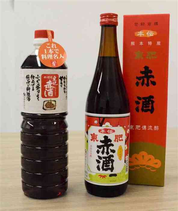 瑞鷹が販売している料理用の赤酒（左）と飲用の「本伝東肥赤酒」（右）。料理用はみりんの代わりにできるように甘めに仕上げているという