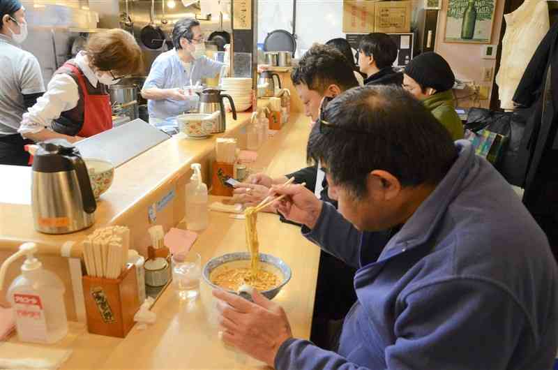 赤酒を使った中華そばで人気を集める「中華そば多賀野」＝東京都品川区