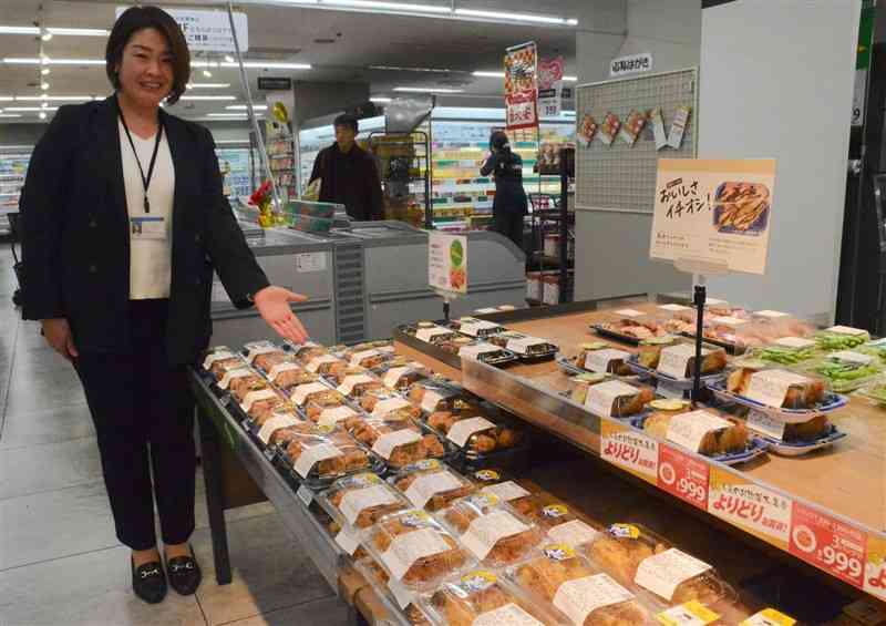 西友の売り場で赤酒を使ったとり天や唐揚げを紹介する惣菜部の大谷舞さん＝12月19日、東京都武蔵野市