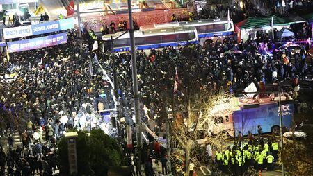 韓国の尹錫悦の「非常戒厳」宣言に抗議する韓国人（写真：AP/アフロ）