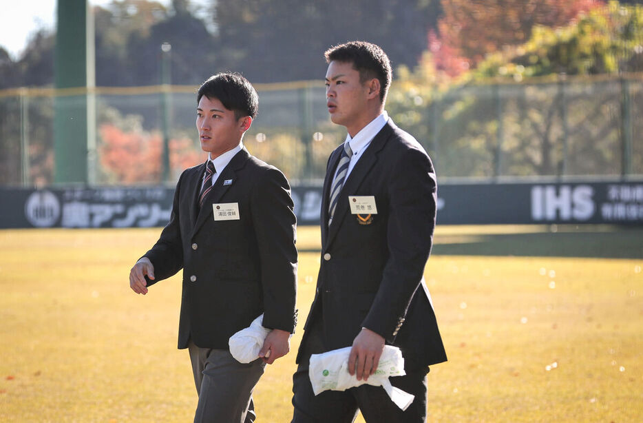 ジャイアンツ球場を見学する浦田俊輔（左）と荒巻悠（カメラ・小林　泰斗）