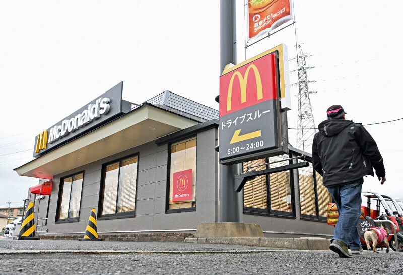 店内で中学生2人が刺された事件から一夜明けたマクドナルド322徳力店＝北九州市小倉南区で2024年12月15日午前10時56分、平川義之撮影