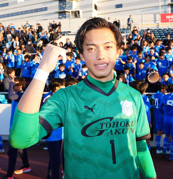 東北学院対滝川二　試合後、ガッツポーズで写真に納まる東北学院GK橋本（撮影・江口和貴）