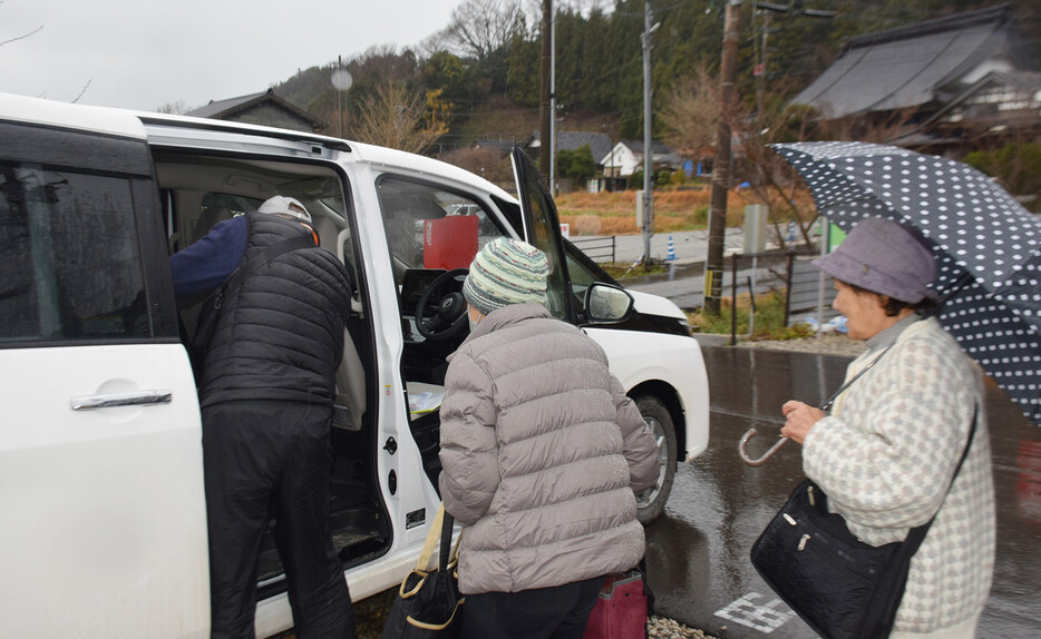 移動支援バスを利用して外出する仮設住宅の高齢者＝１６日、石川県輪島市