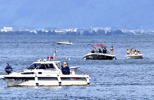 事故が起きた猪苗代湖で捜索するダイバーら（２０２０年９月６日、福島県会津若松市で）