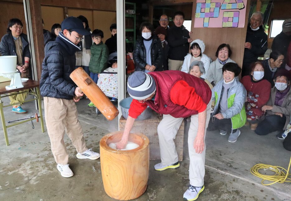 地域住民に見守られながら餅をつく子どもら（京丹波町中台）