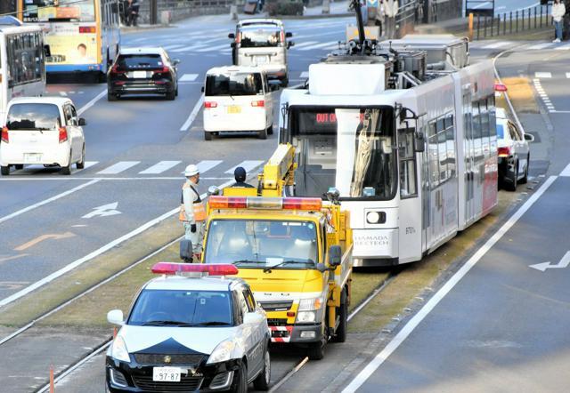 脱線した熊本市電の車両=2024年12月31日午後4時9分、熊本市中央区花畑町、吉田啓撮影