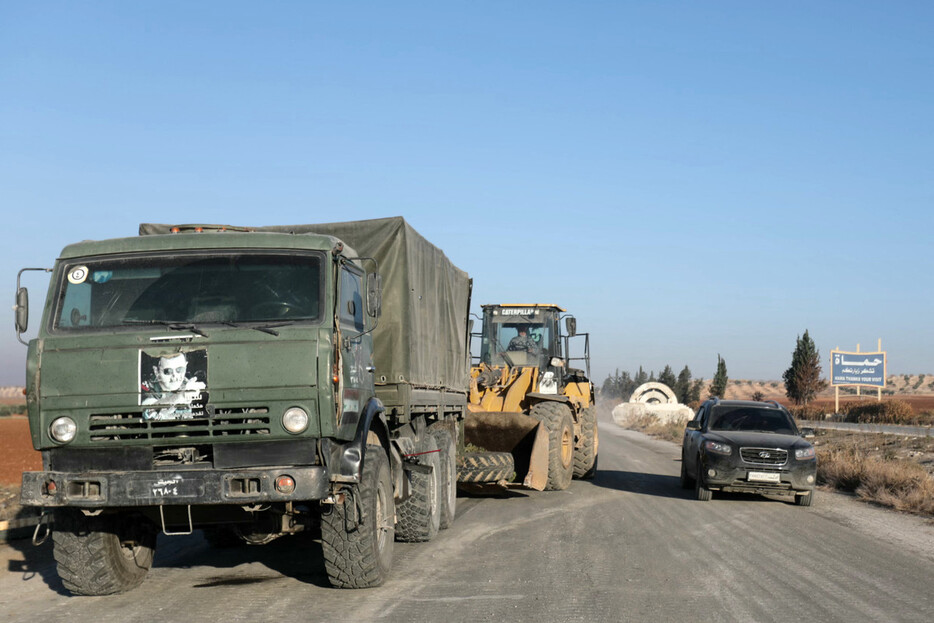 １日、シリア中部ハマにつながる幹線道路に乗り捨てられた政権軍の車両（ＡＦＰ時事）