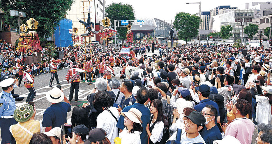 百万石行列を目当てに集まった観衆。実行委は行列の円滑な進行と安全対策のために演技回数を見直す＝昨年６月、金沢駅前