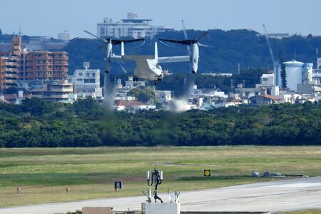 米軍普天間飛行場から離陸する米海兵隊のMV２２オスプレイ＝11日午前10時13分ごろ、宜野湾市（島袋晋作撮影）