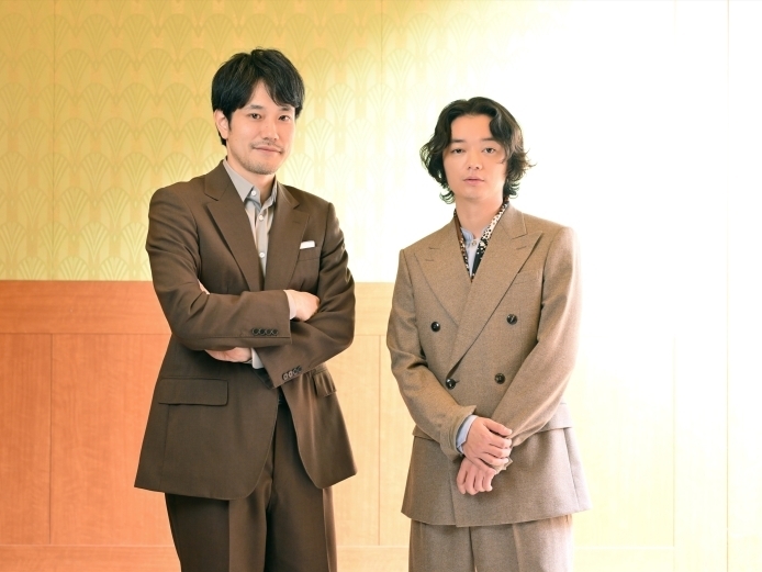 松山ケンイチさん（左）と染谷将太さん=篠塚ようこ撮影