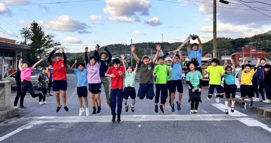 屋久島一周をたすきでつなぎ、そろってゴールする児童ら＝屋久島町