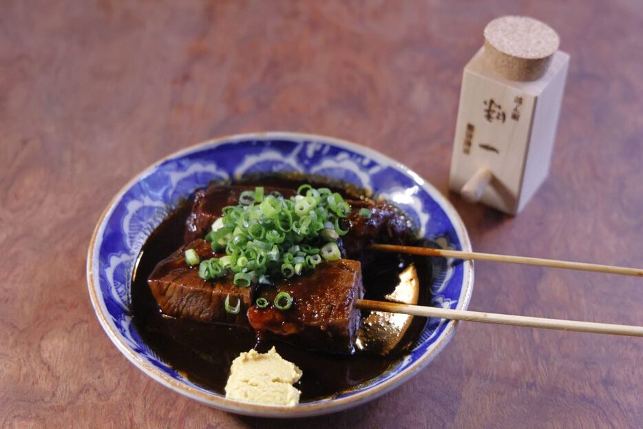 「どて煮　和牛串」800円（1本）は濃厚なうまみがたっぷり