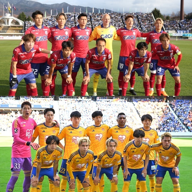 J１昇格を狙う岡山（上）と仙台（下）。写真：永島裕基、金子拓弥（サッカーダイジェスト写真部）