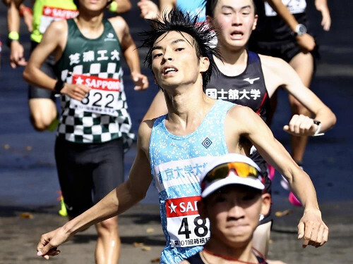 第１０１回大会予選会で個人６０位となった東大大学院の古川大晃選手（中央）