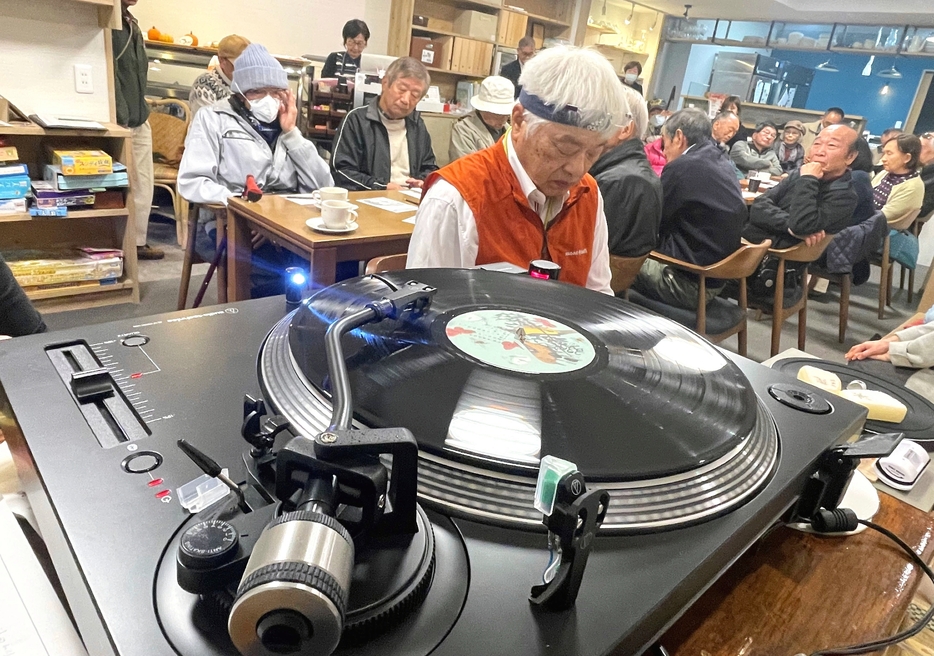 レコードの音色に耳を澄ませる「伊那まちレコード喫茶を楽しむ会」の参加者