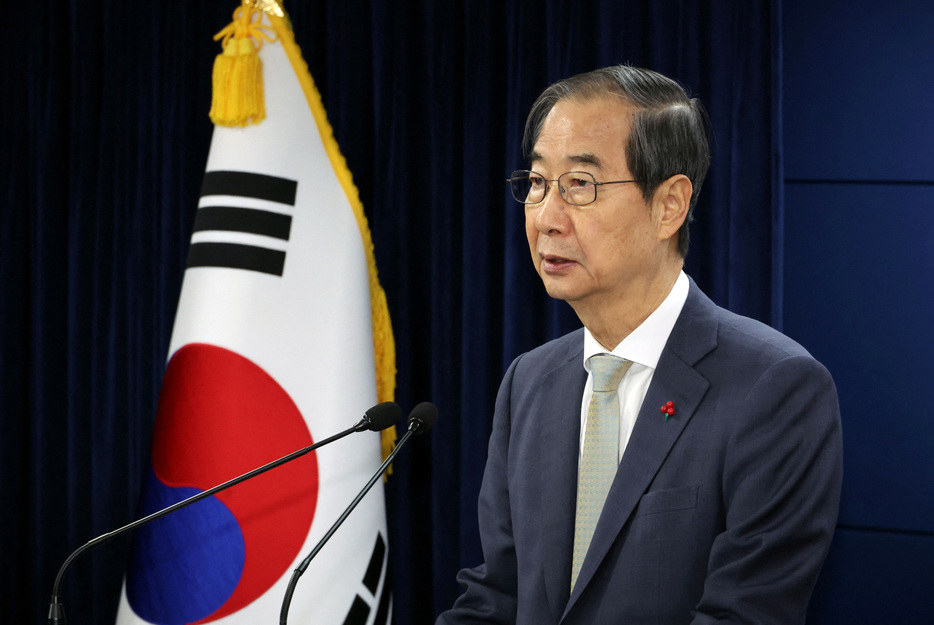 　１２月１９日、韓国の聯合ニュースは１９日、尹錫悦大統領の弾劾訴追を受けて職務を代行している韓悳洙首相（写真）が石破茂首相と電話会談し、北朝鮮とロシアの軍事関係強化に対処するため、日米との３カ国による安全保障協力を継続することで合意したと伝えた。写真は１４日、韓国ソウルで撮影、提供写真（２０２４　ロイター／Yonhap）