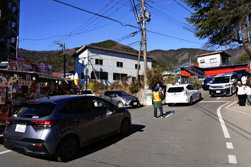 新倉山浅間公園の周辺では慢性的な渋滞が発生している