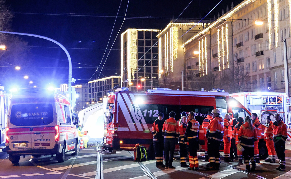 ドイツ東部マクデブルクで２０日夜、中心市街のクリスマスマーケットに車が突っ込んだ。子供を含む２人が死亡、少なくとも６０人が負傷した。このうち１５人が重傷。写真は現場に駆け付けた救急隊員ら。