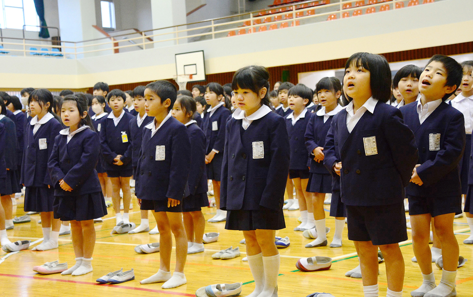 2学期終業式で元気よく校歌を斉唱する名瀬小の児童ら＝24日、鹿児島県奄美市名瀬