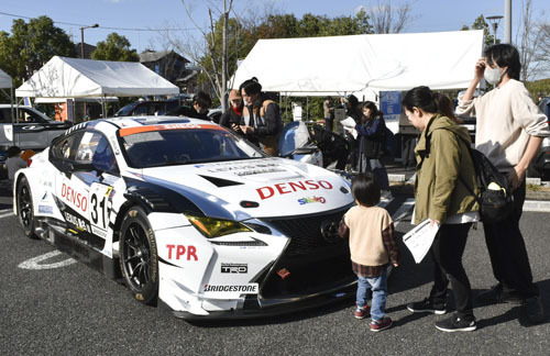 【レーシングカーを眺める来場者＝津市一身田上津部田の県総合博物館で】