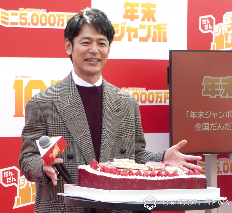 誕生日サプライズに照れた妻夫木聡 （C）ORICON NewS inc.