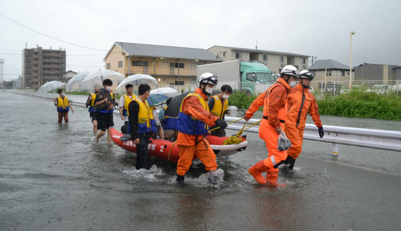 ゴムボートで被災者を救助する消防隊員ら。奥が池町川＝福岡県久留米市梅満町で2021年8月14日、宝満志郎撮影