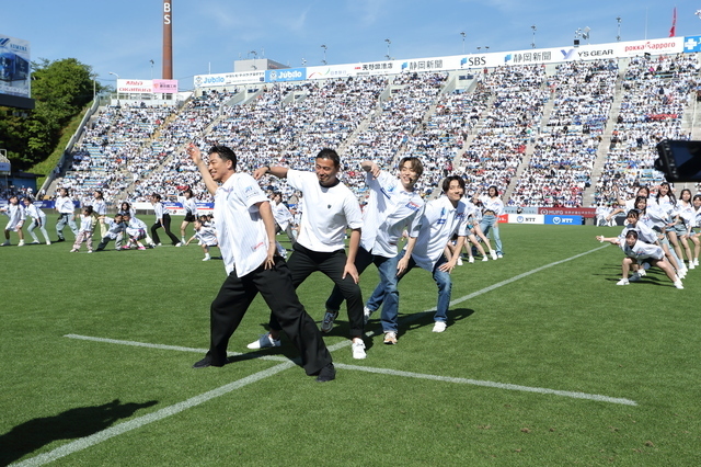 昨季のホスト最終戦のハーフタイム。当時重役の五郎丸氏もパフォーマンス(写真提供=JRLO)