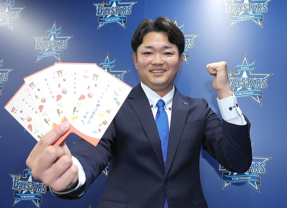 契約更改を終えフォトセッションに臨むDeNA・石田裕太郎＝横浜市内の球団事務所（撮影・中井誠）