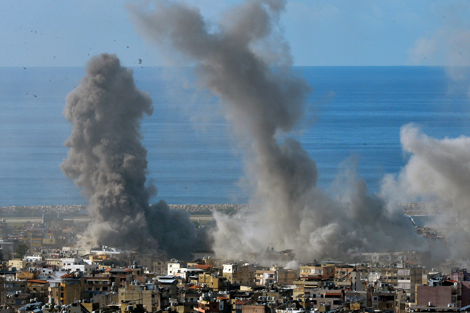 レバノンの首都ベイルート南郊で、イスラエル軍の空爆を受けて立ち上る煙＝１１月２６日（ＥＰＡ時事）