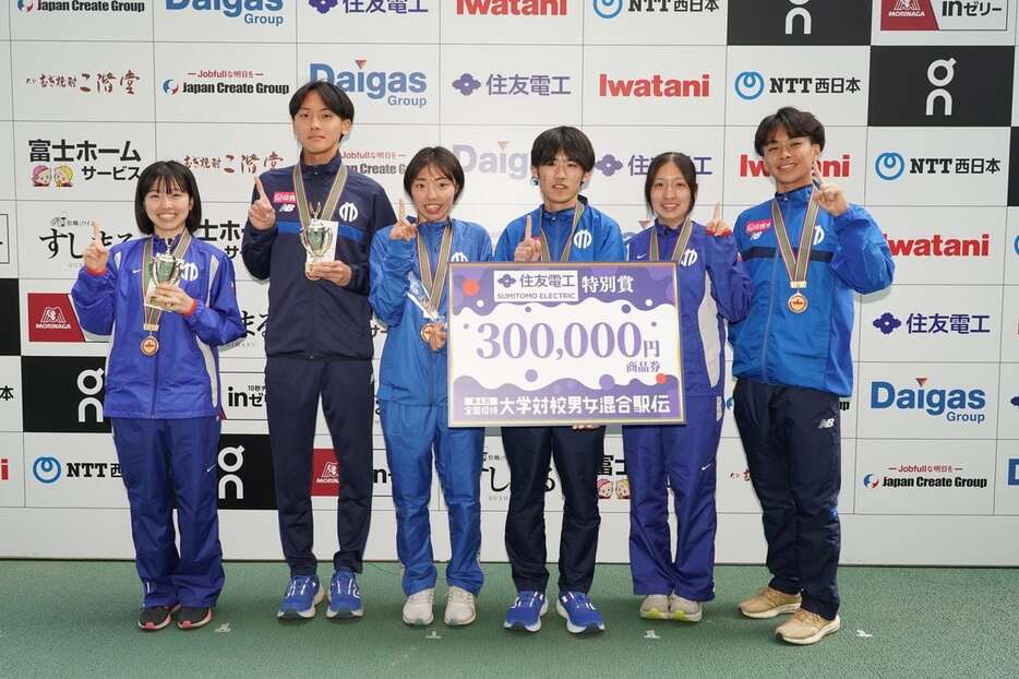 第4回全国招待大学対校男女混合駅伝で優勝した順大の選手たち＝２０２４年2月18日、ヤンマースタジアム長居（榎本雅弘撮影）