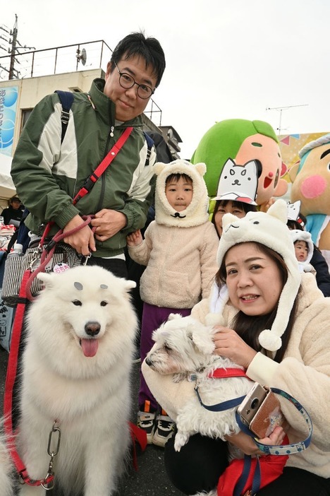 しっぺいとファンが触れ合う「しっぺい感謝祭」＝磐田市中泉