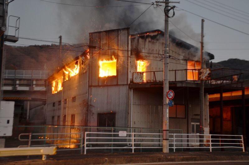 炎を上げて燃える倉庫＝28日午前6時48分、備前市東片上