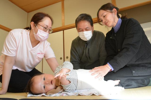 子育て応援イベントでマッサージを学ぶ参加者＝２１日午前、宮崎市民プラザ