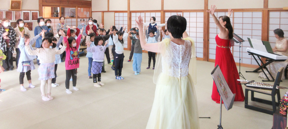 お寺でのミニコンサートを楽しむ花岡幼の園児たち＝大黒田町の善覚寺で