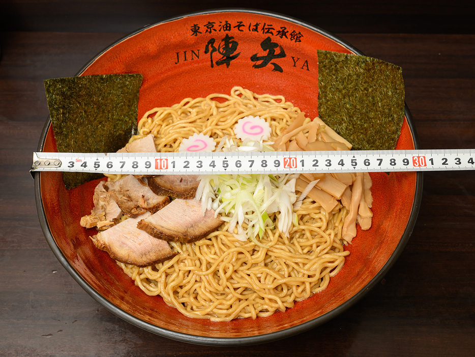 直径30cm、器自体の重さも1774gあるので、片手で持って食べるの、絶対無理。顔を突っ込んで食べるのみ！