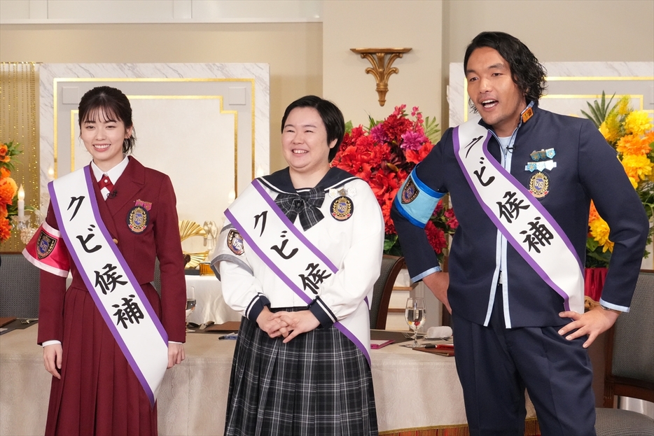 （左から）小芝風花、やす子、盛山晋太郎