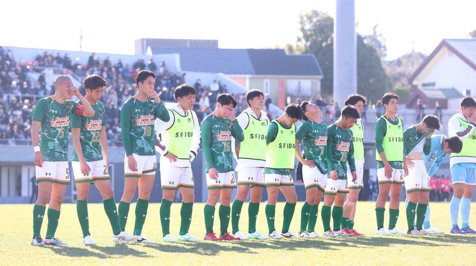 試合に敗れ、がっくりと肩を落とす青森山田イレブン＝NACK5スタジアム（撮影・蔵賢斗）