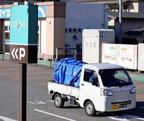 クマが入った箱わなを搬出する軽トラック（２日午後、秋田市で）