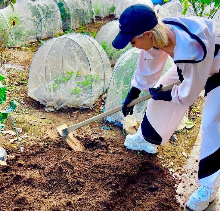 畑作りをする桜井MIUさん※提供画像