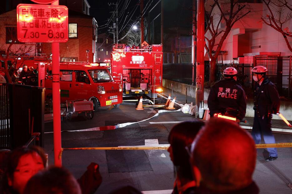 騒然とする住宅火災があった現場付近＝31日午後6時44分、東京都墨田区