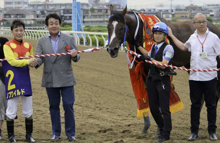 19年テレ玉杯オーバルスプリントを制し、連覇を果たしたノブワイルドの口取り。左から2人目は前田亘輝オーナー